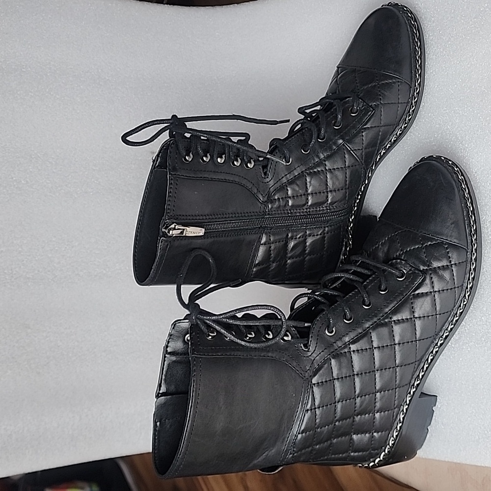 VINCE CAMUTO genu leather blac quilted combat boots Size 7 Used